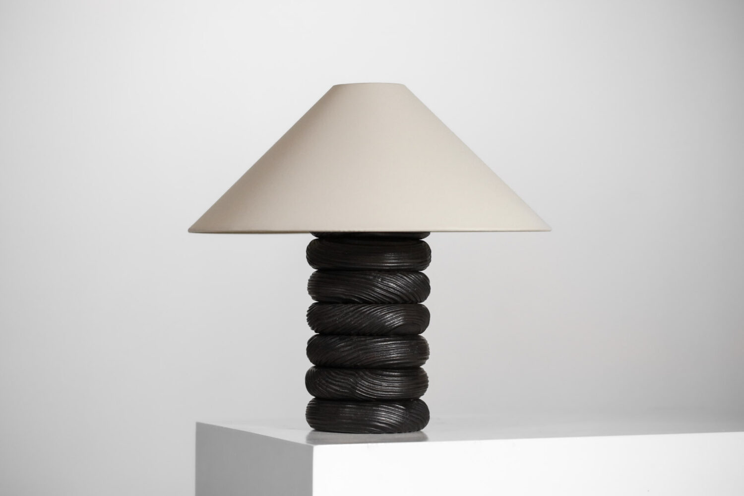 lampe de table rondin par vincent vincent bois brulé
