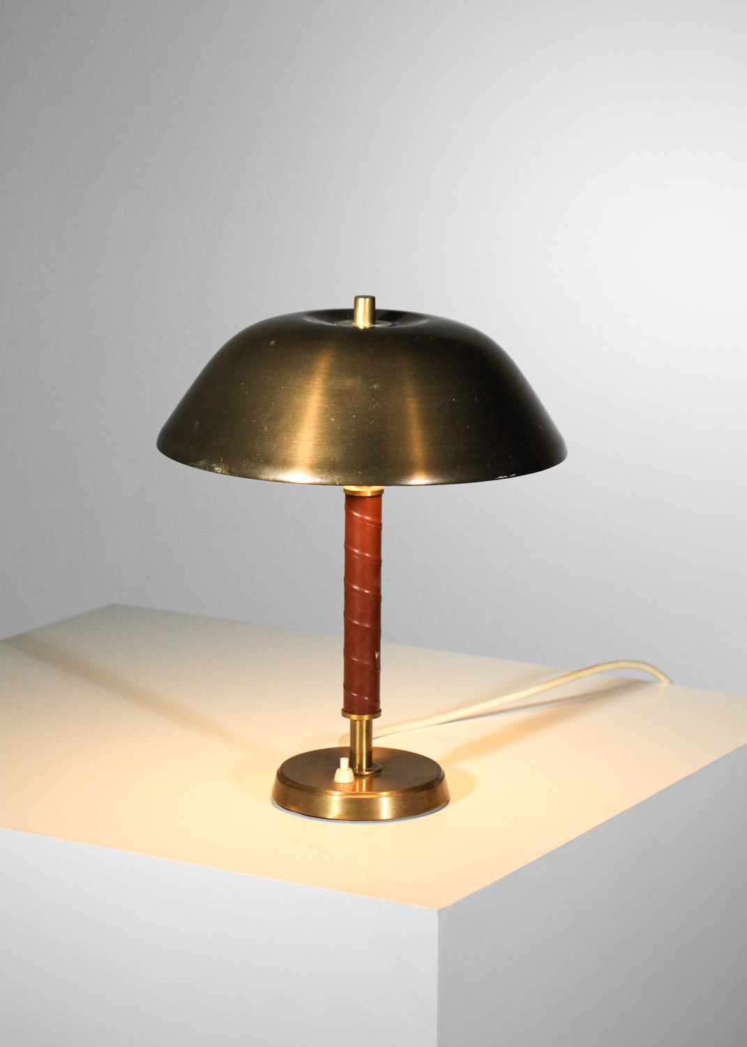lampe de table suedoise en laiton et cuir scandinave H660 2200 2000