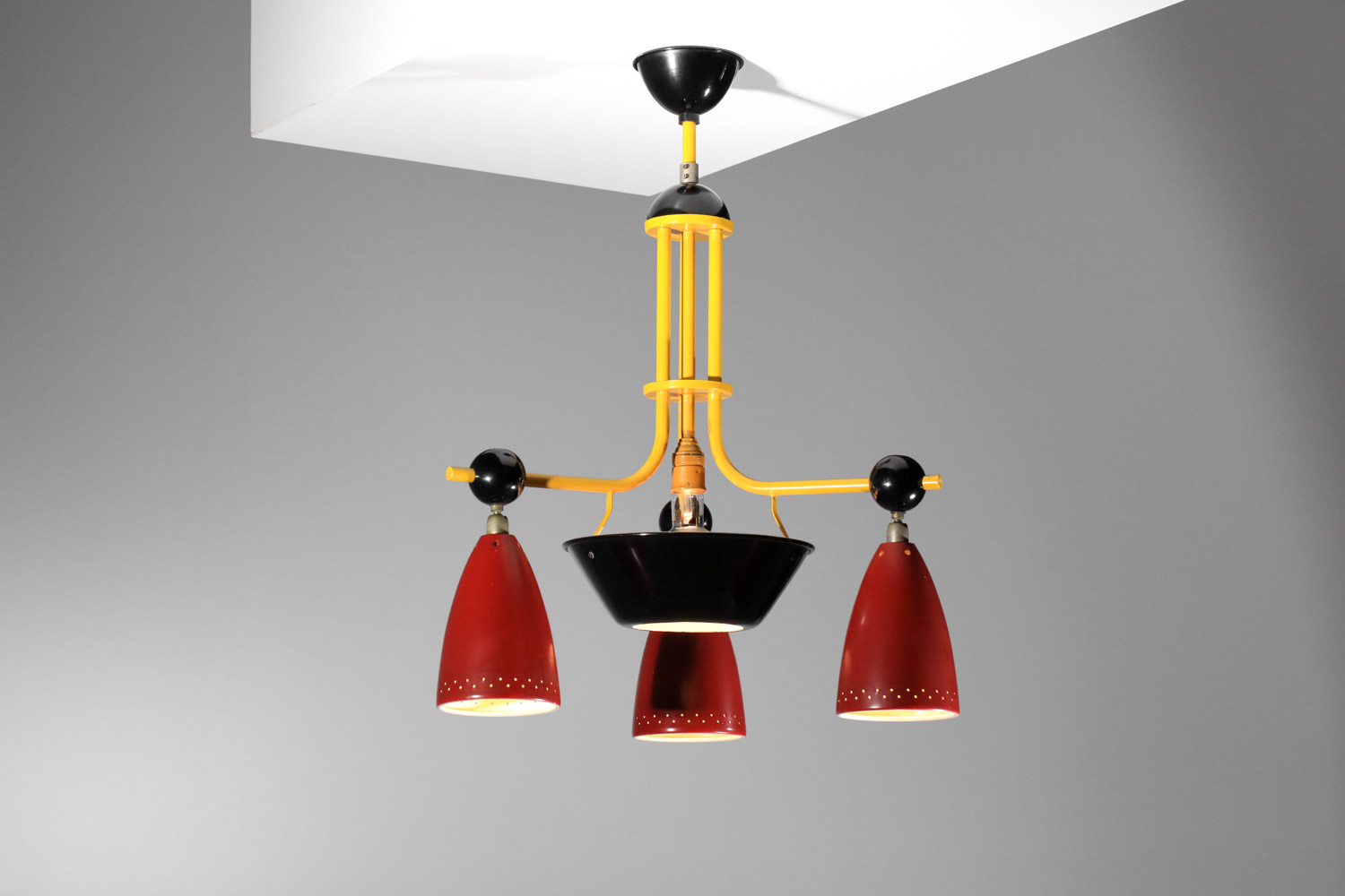 lustre des années 50 à trois diffuseurs laqués jaune noir et rouge I097