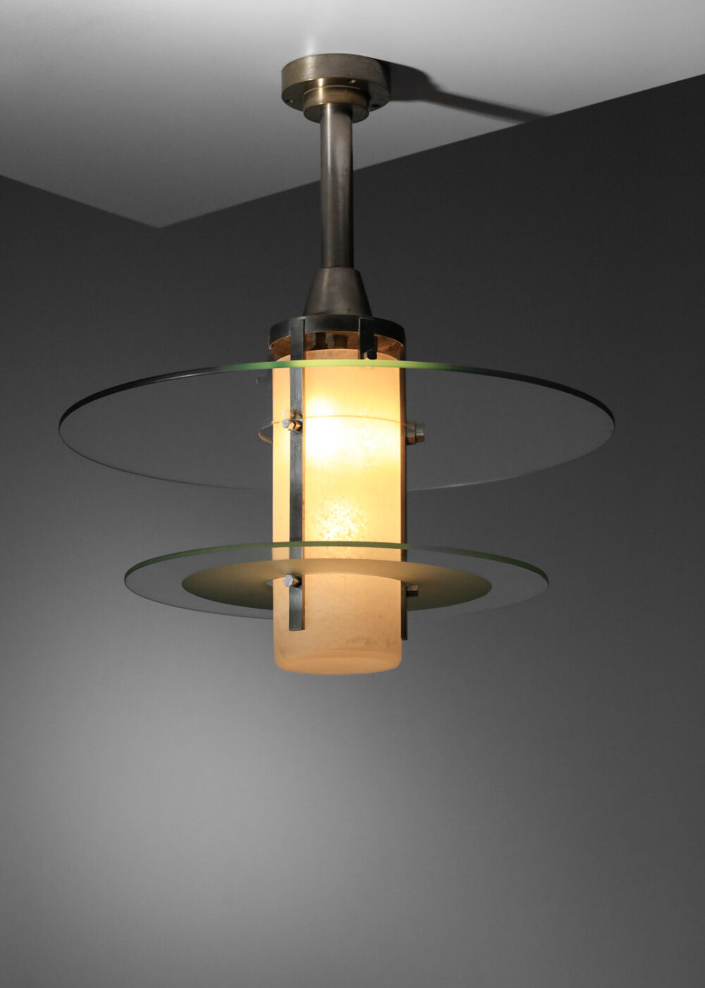 lustre moderniste années 30 40 travail français pâte de verre mouchetée et structure nickelée I147