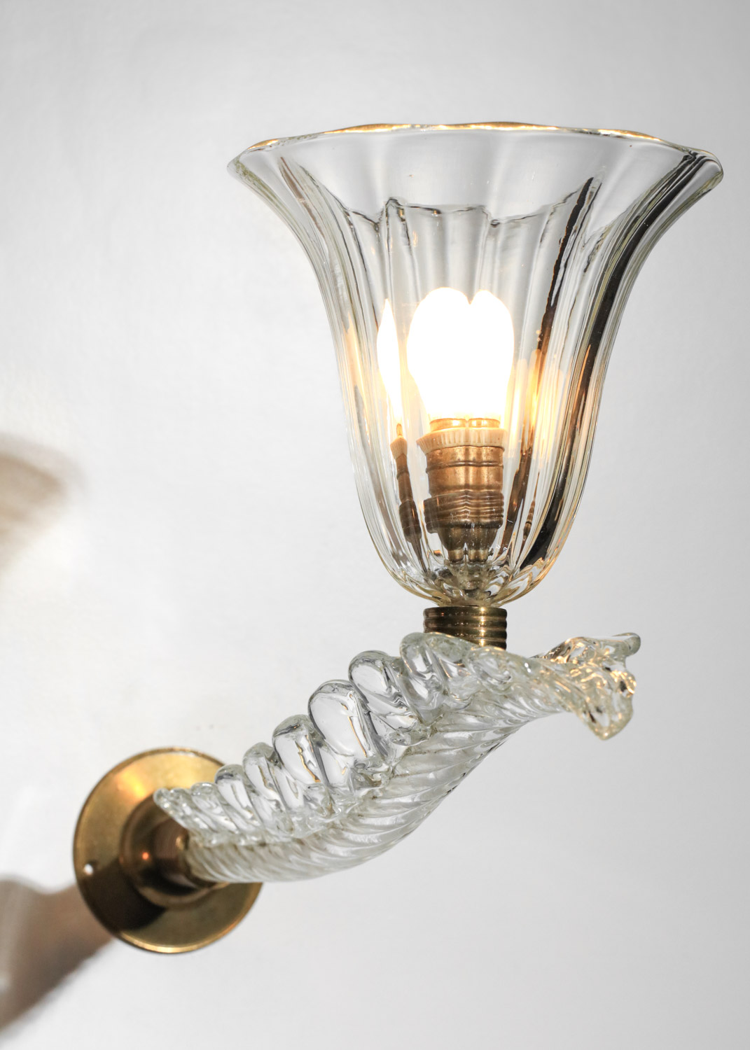 paire d'appliques italiennes en verre de Murano décor de feuille plume - H599