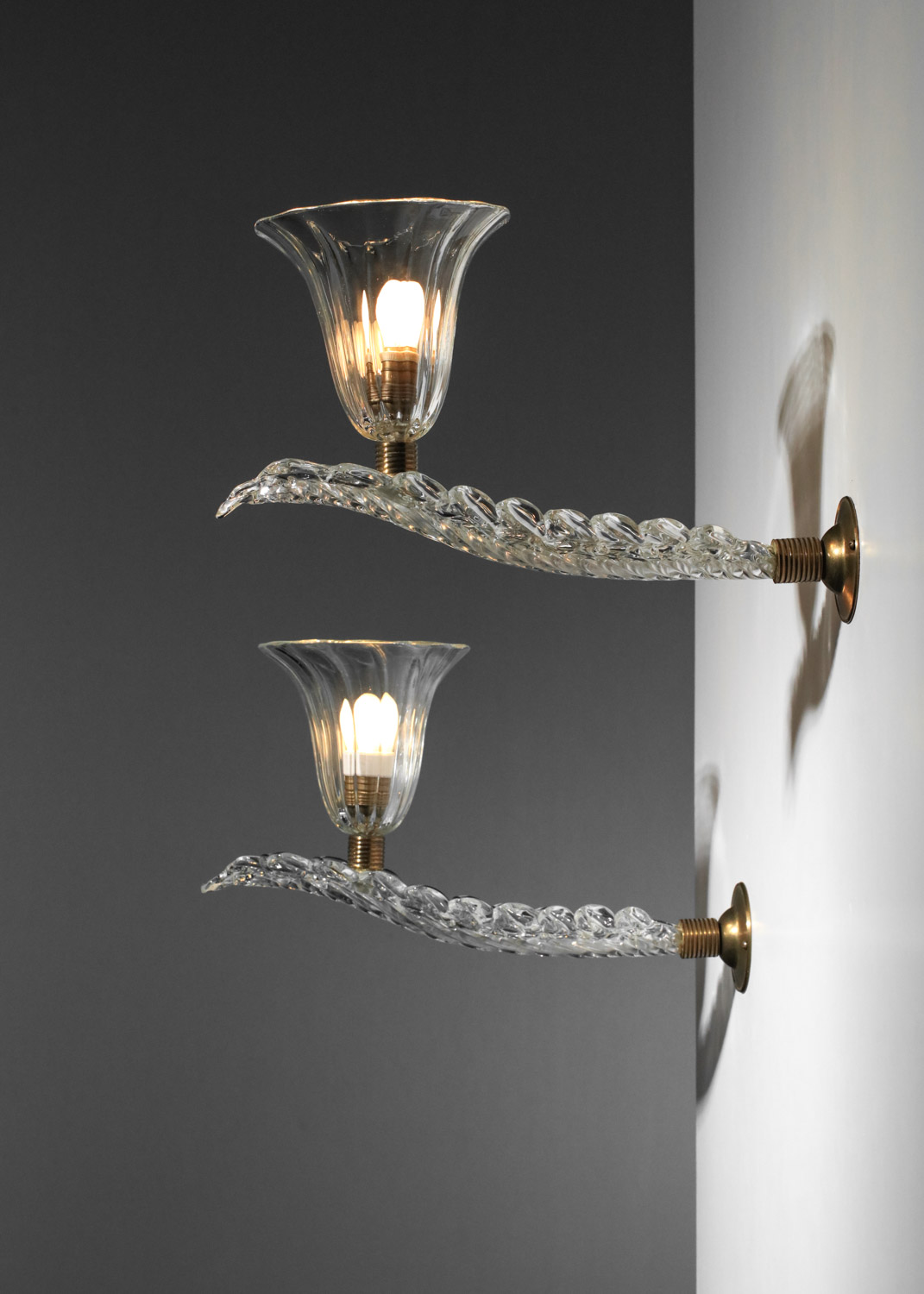paire d'appliques italiennes en verre de Murano décor de feuille plume - H599