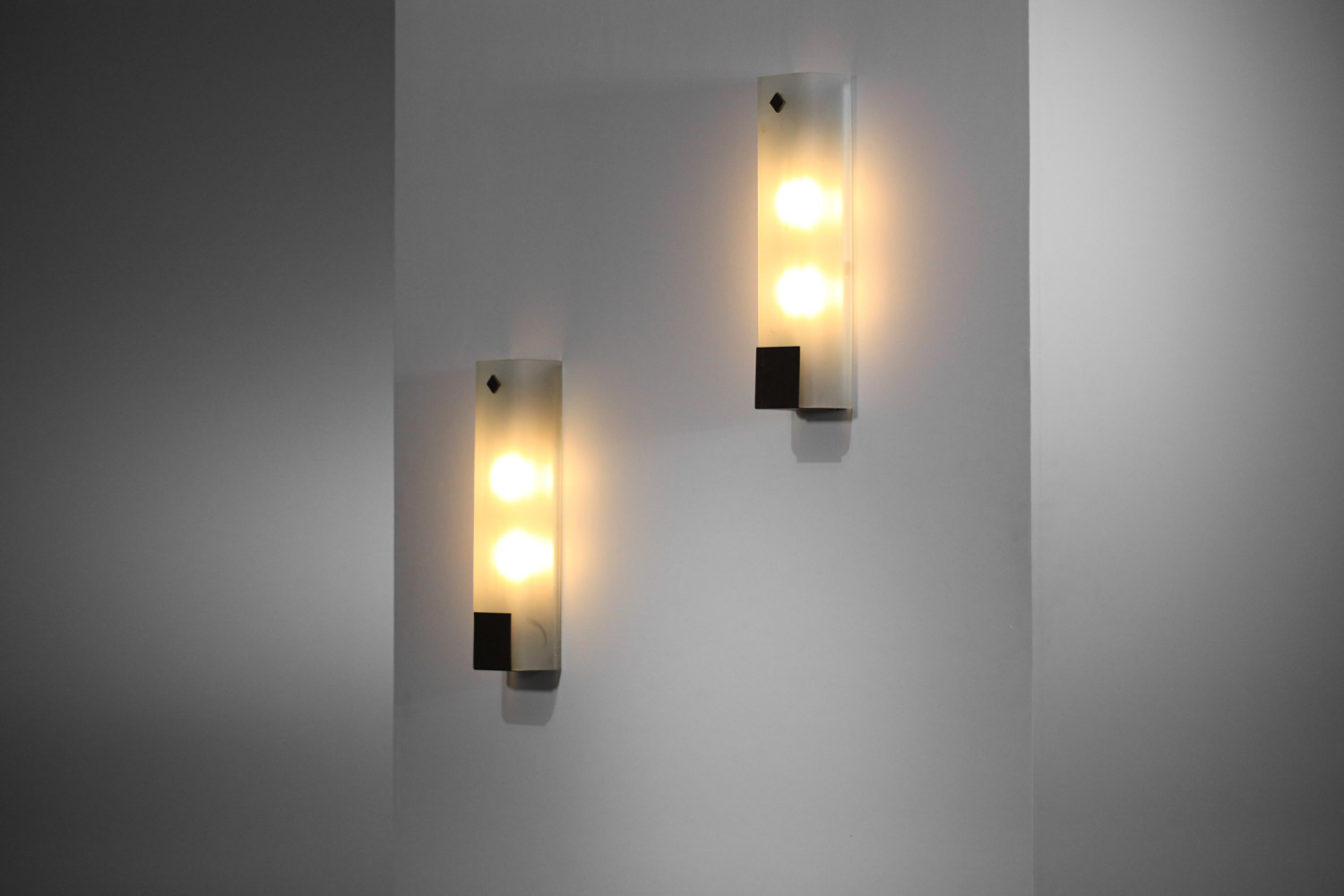 paire d'appliques italiennes en verre dépoli années 70 style moderniste