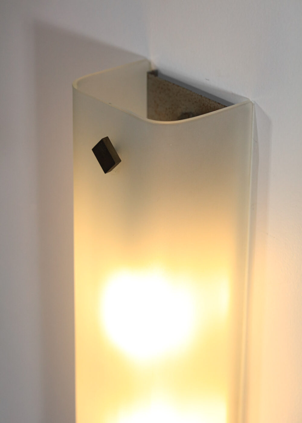 paire d'appliques italiennes en verre dépoli années 70 style moderniste