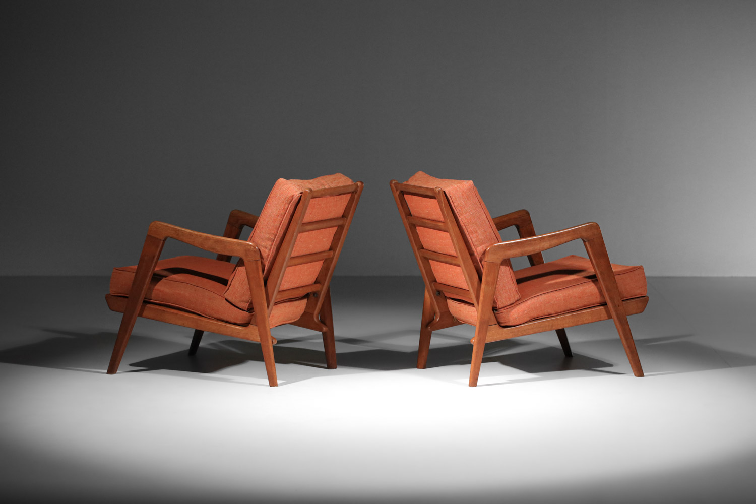 paire de fauteuil chauffeuse Perreau années 50 en chêne massif free span Guariche - F684