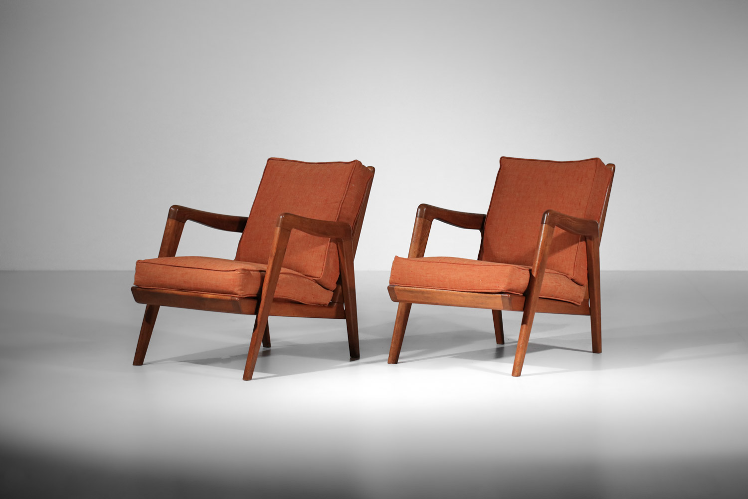 paire de fauteuil chauffeuse Perreau années 50 en chêne massif free span Guariche - F684