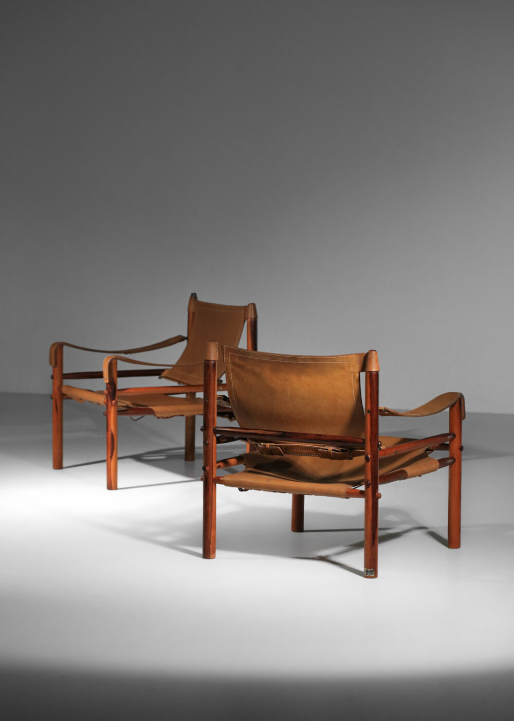 paire de fauteuil safari par Arne Norell en cuir patiné et palissandre de rio F605