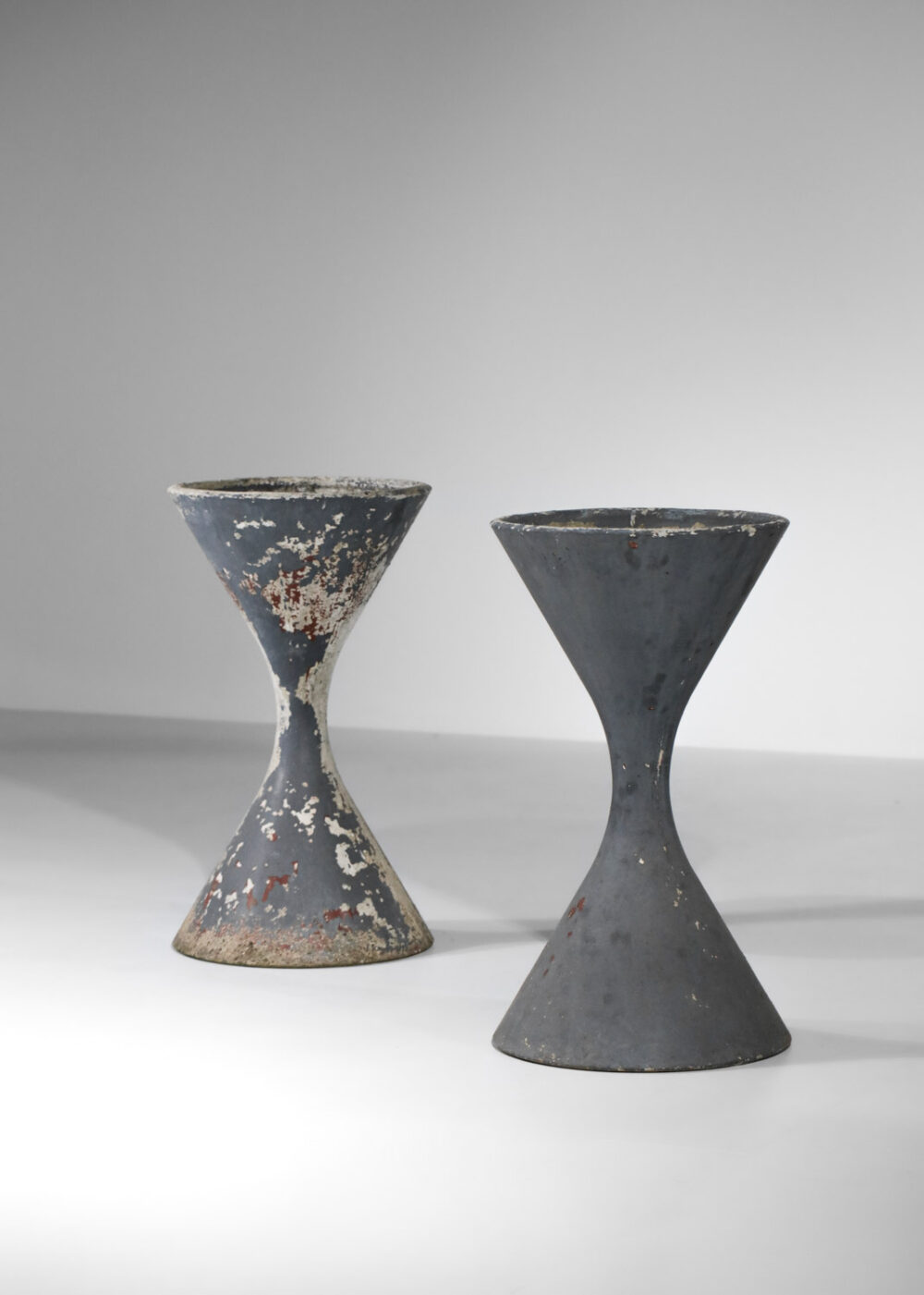 Paire de grandes jardinières diabolos Willy Guhl grises suisse design - G426