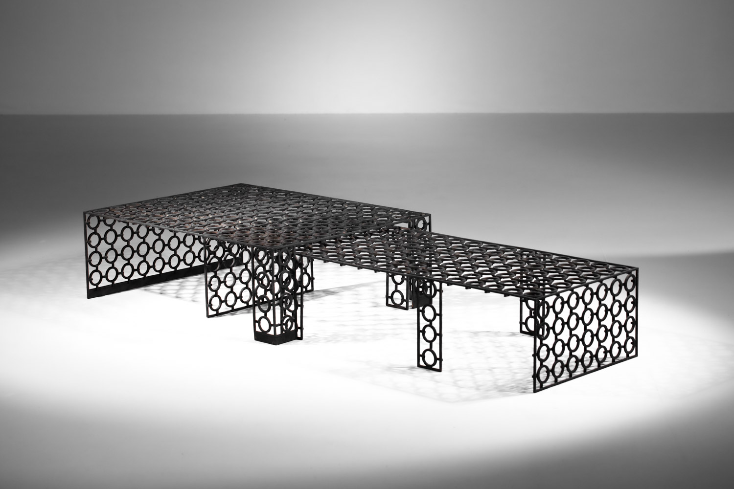 paire de tables en fer battu travail populaire des années 60 style Jean Royere - I139