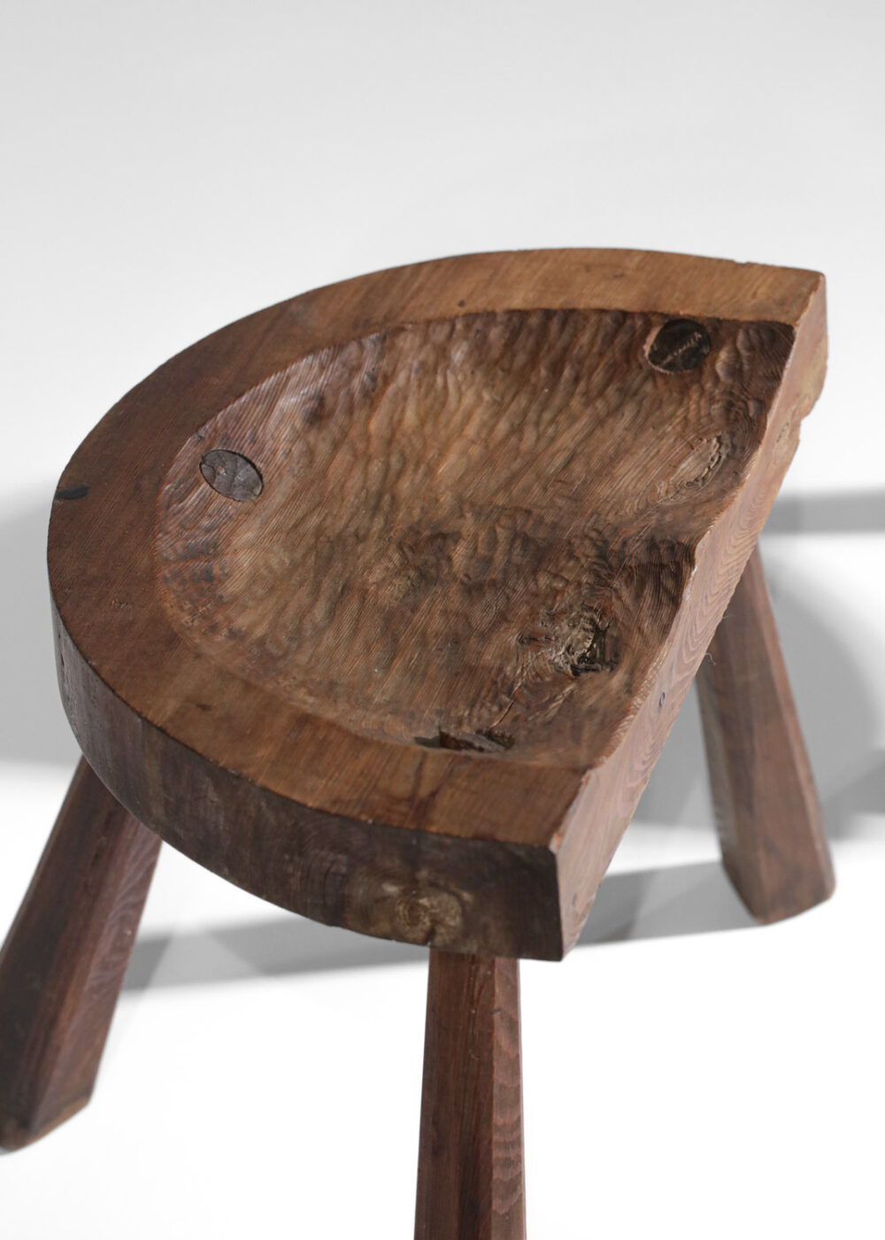 paire de tabourets tripodes rustiques brutalistes style Jean Touret artisan de Marolles - G588