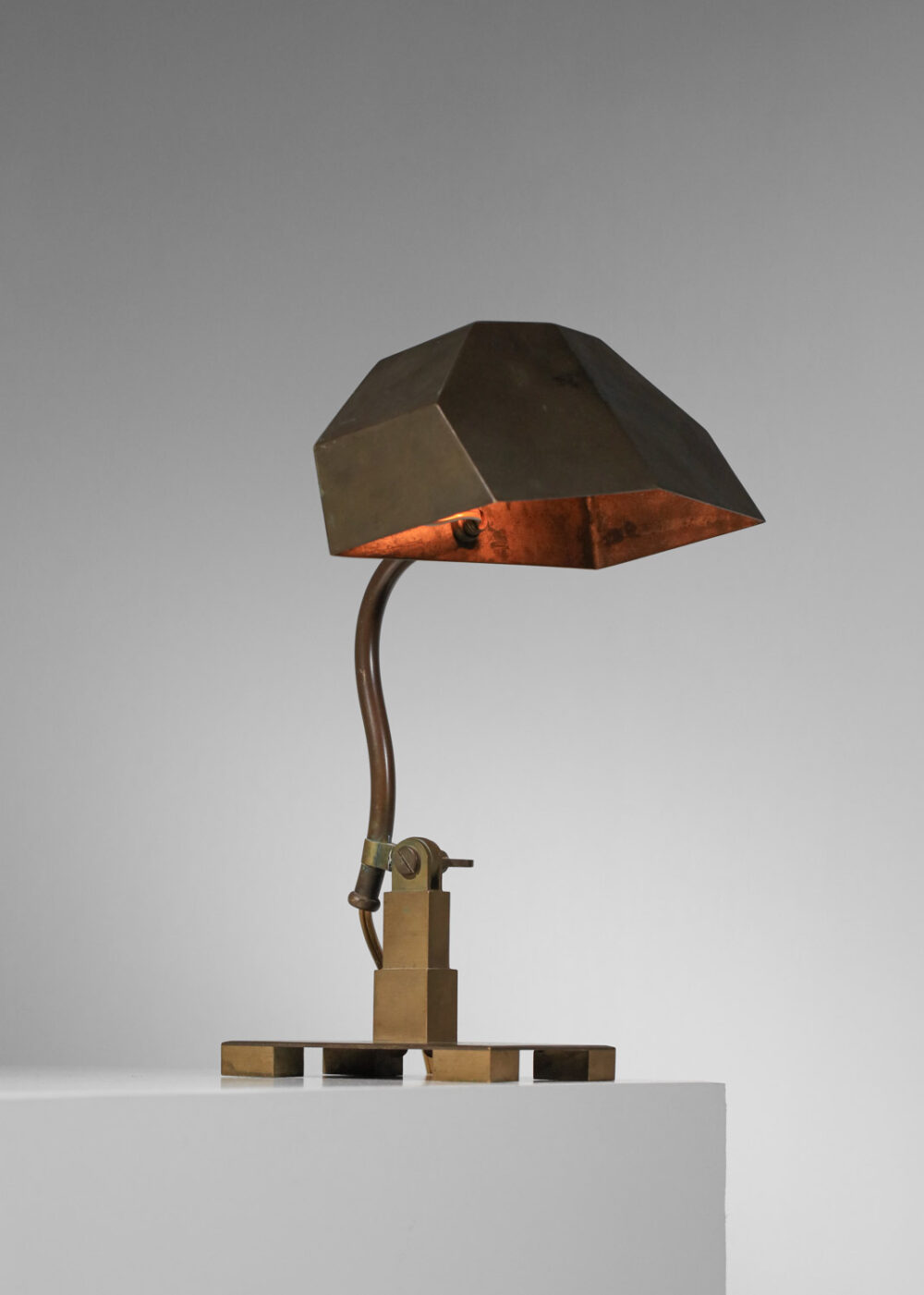 petite lampe de table moderniste de années 40 en bronze et laiton massif style maison Desny - H743