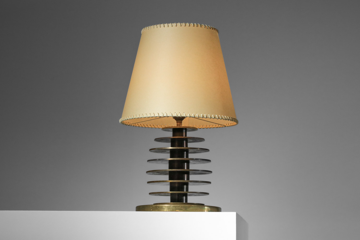 pied de lampe de table moderniste des années 40-50 en disques de laiton massif style maison Desny - I104