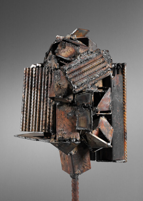 sculpture brutaliste par l'artiste Donna en acier