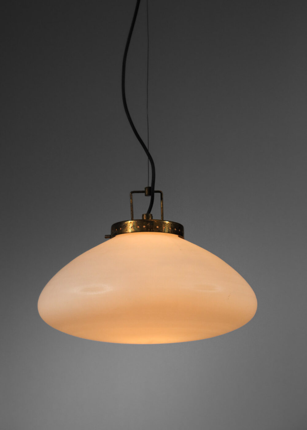 suspension italienne années 50 en laiton et opaline attr. à Stilnovo - H170