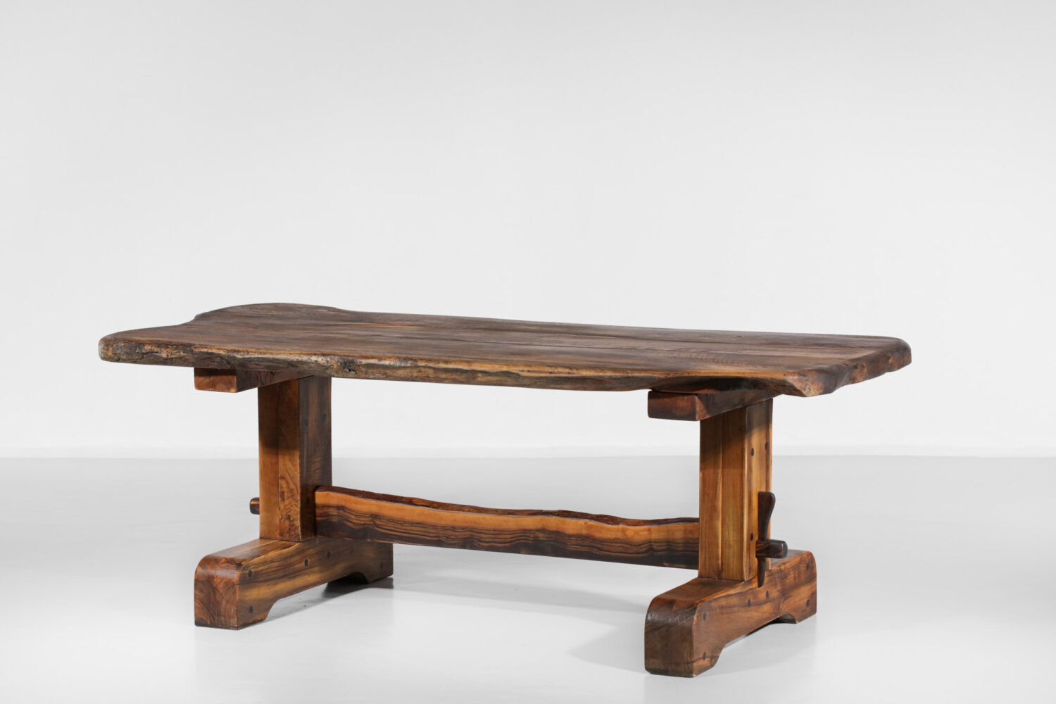 table à manger et bans en olivier massif design années 60 brutaliste E127