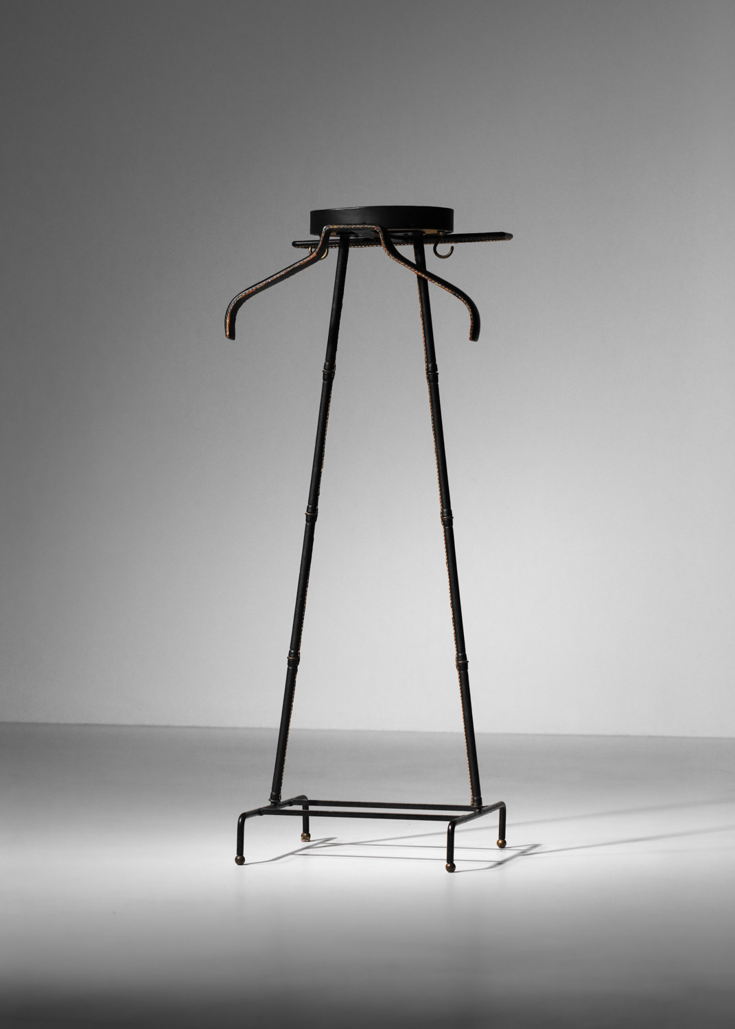 valet de nuit jacques adnet années 50 gainé de cuir noir - I242