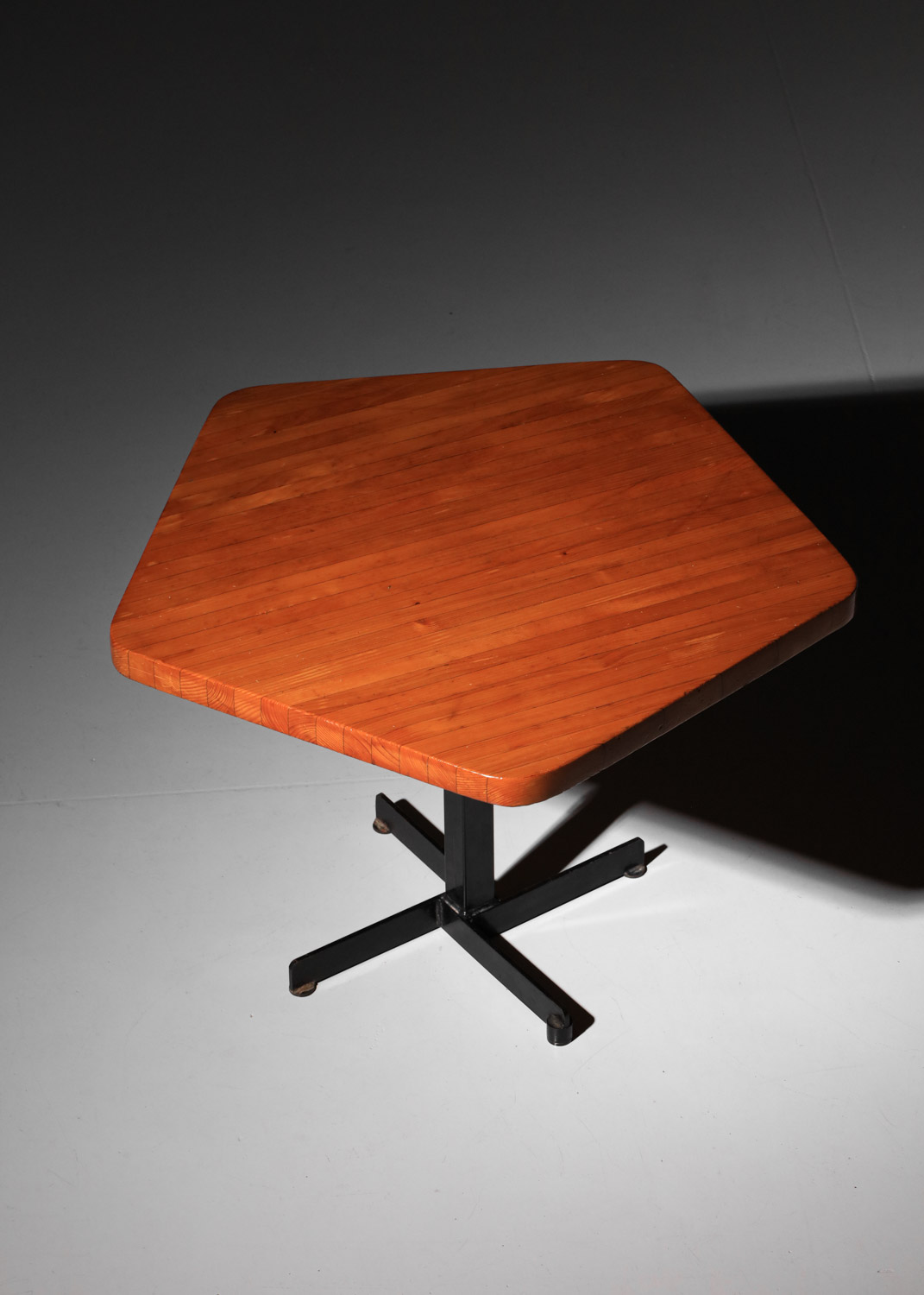 table à manger charlotte perriand les arcs pentagonal en pin des années 60 I570