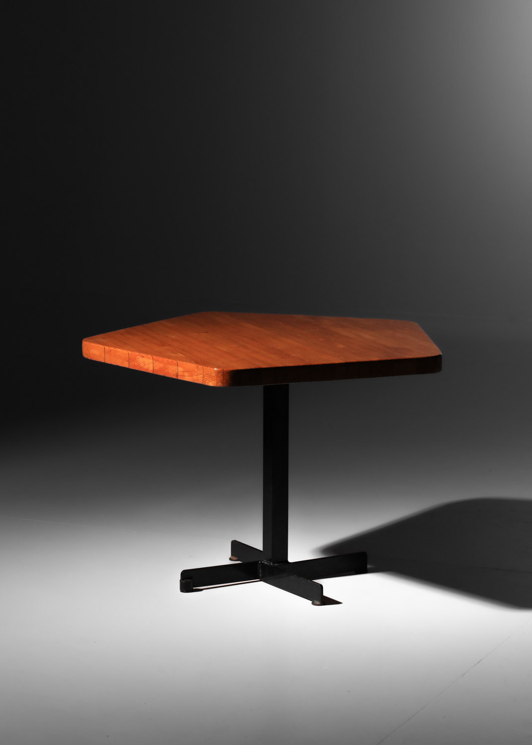table à manger charlotte perriand les arcs pentagonal en pin des années 60 I570