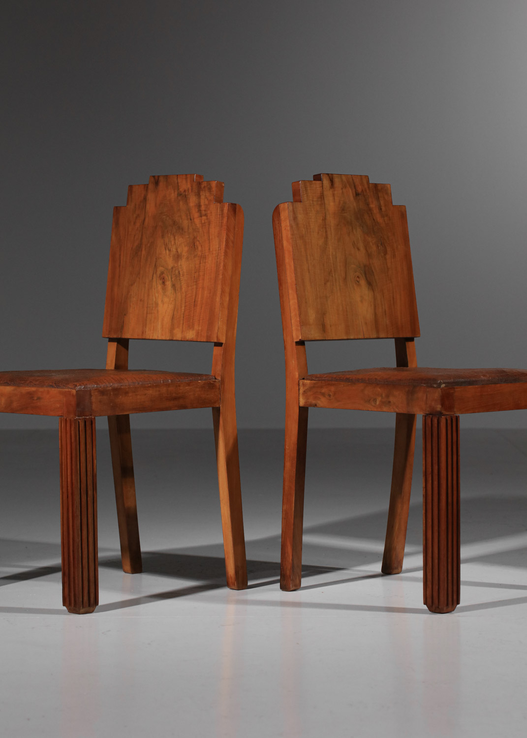 Paire de chaises modernistes brutalistes en noyer des années 1940 - G392