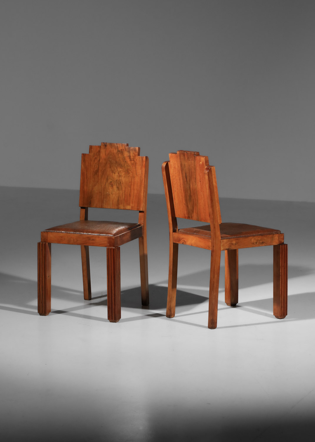 Paire de chaises modernistes brutalistes en noyer des années 1940 - G392