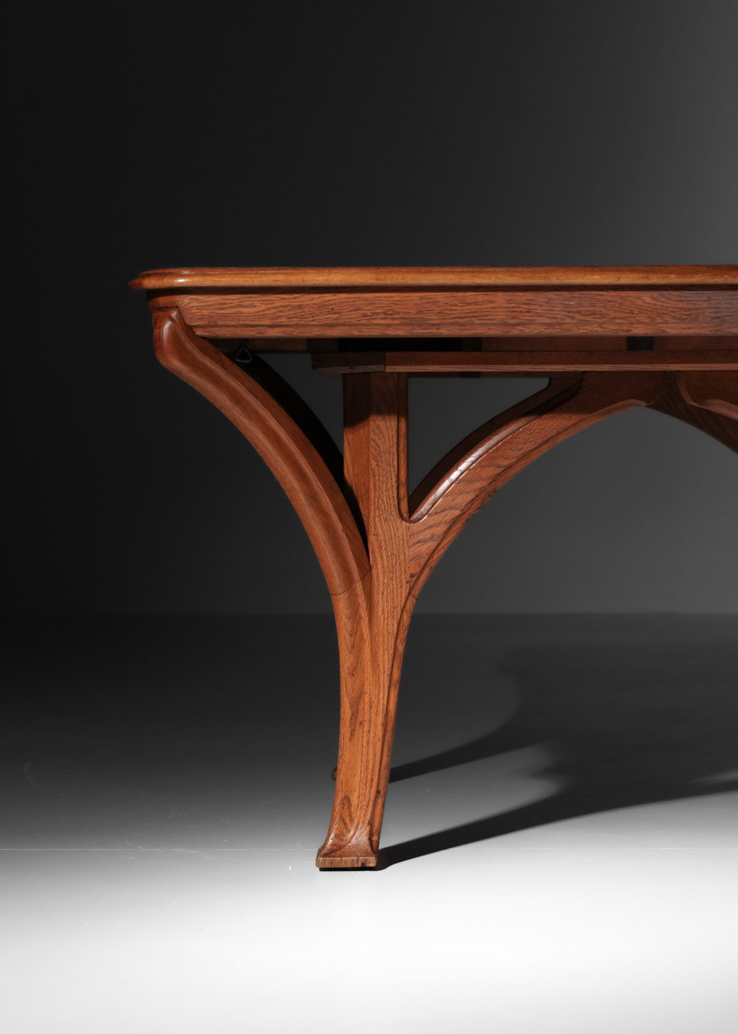 Grande table en chêne de style Art nouveau à pieds galbés et trois allonges attribuée à Eugène Gaillard - J467