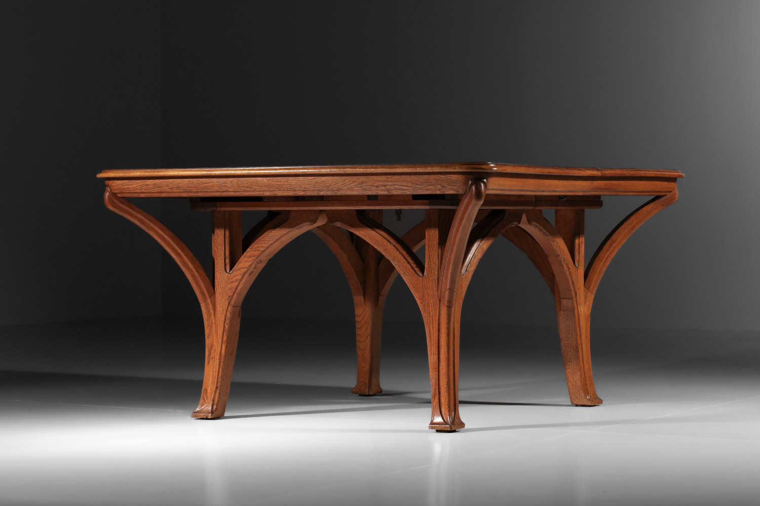 Grande table en chêne de style Art nouveau à pieds galbés et trois allonges attribuée à Eugène Gaillard - J467