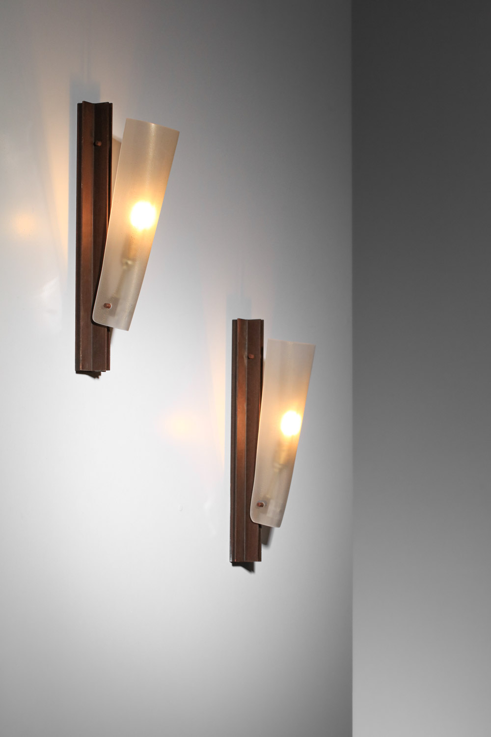 paire d'appliques italiennes terzani en verre et acier patiné années 80 - J003