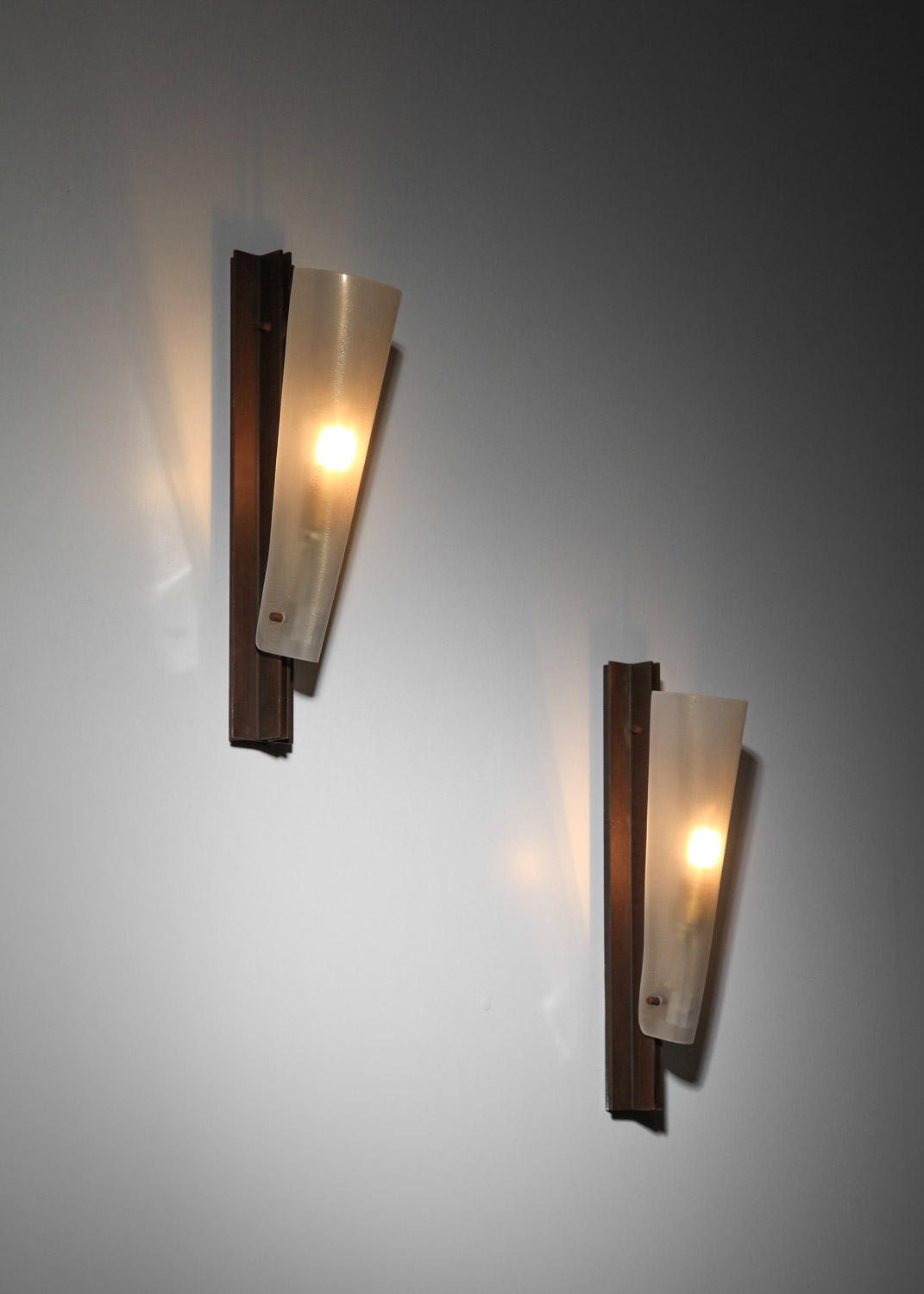 paire d'appliques italiennes terzani en verre et acier patiné années 80 - J003