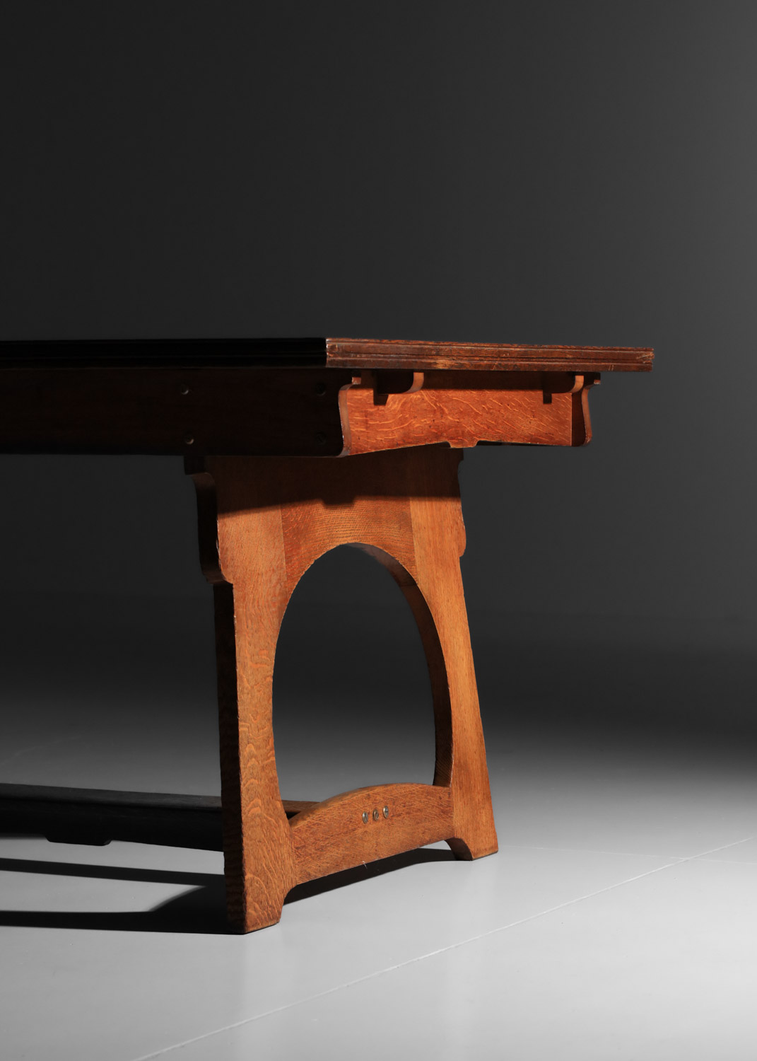 Table de salle à manger en chêne, style Art nouveau / Arts & Crafts, signée R&V - J742