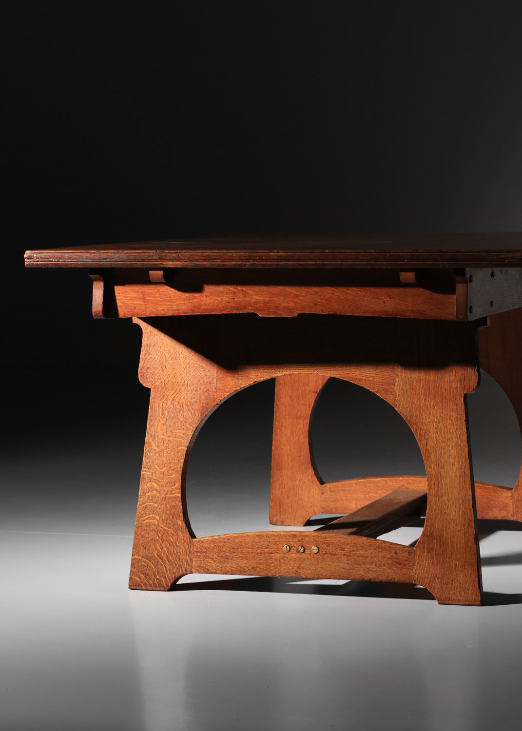 Table de salle à manger en chêne, style Art nouveau / Arts & Crafts, signée R&V - J742