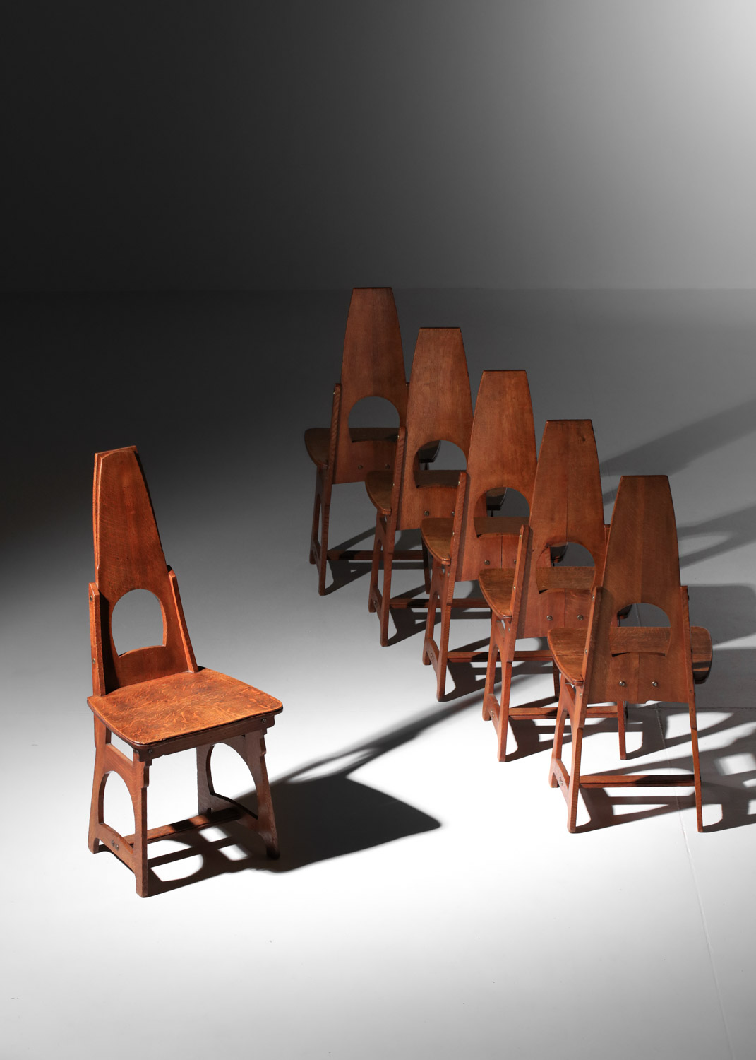 Ensemble de 6 chaises en chêne de style Arts & Crafts datant des années 1920, signées R&V -J742