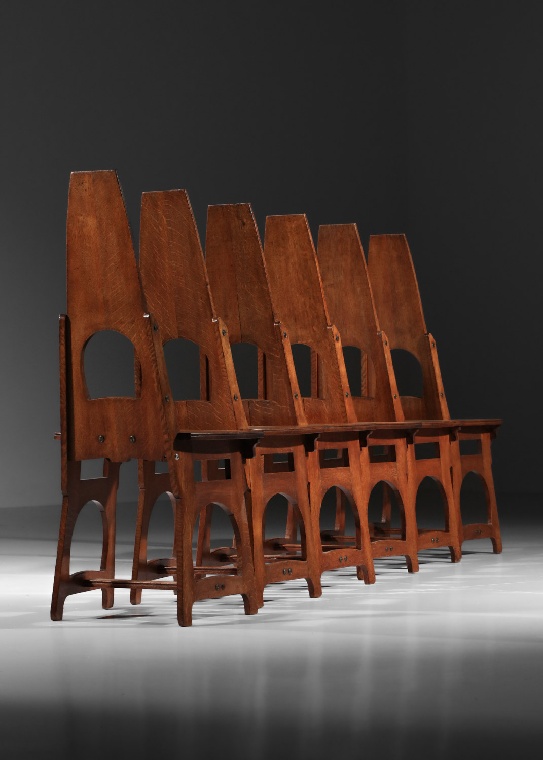Ensemble de 6 chaises en chêne de style Arts & Crafts datant des années 1920, signées R&V -J742