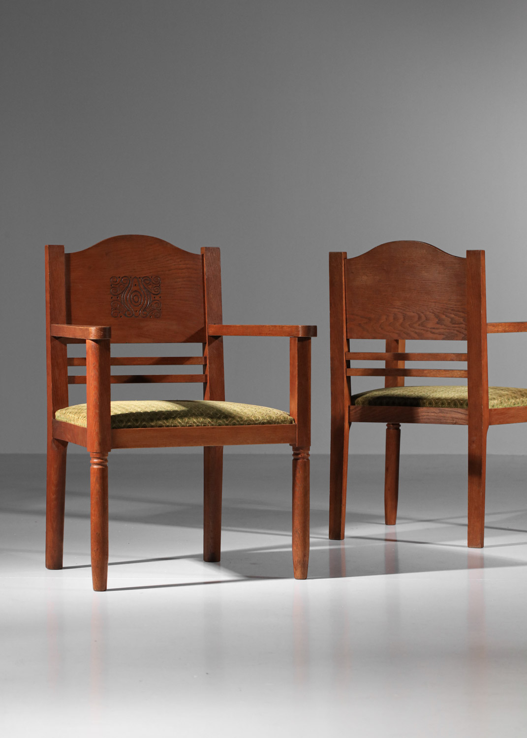 Paire de fauteuils en bois sculpté, Galeries Lafayette « Atelier de la Maîtrise », années 1940 – I373