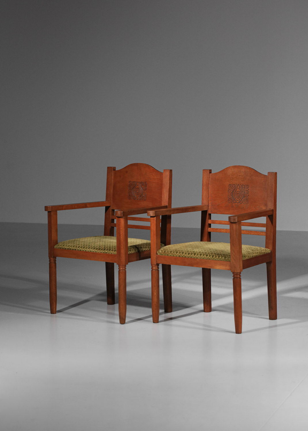 Paire de fauteuils en bois sculpté, Galeries Lafayette « Atelier de la Maîtrise », années 1940 – I373