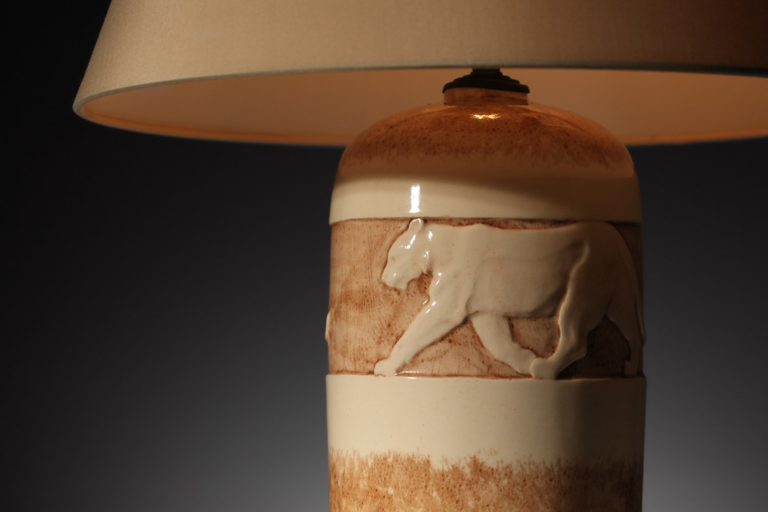 lampe en céramique robert meynial à décor de pantheres beiges - K117