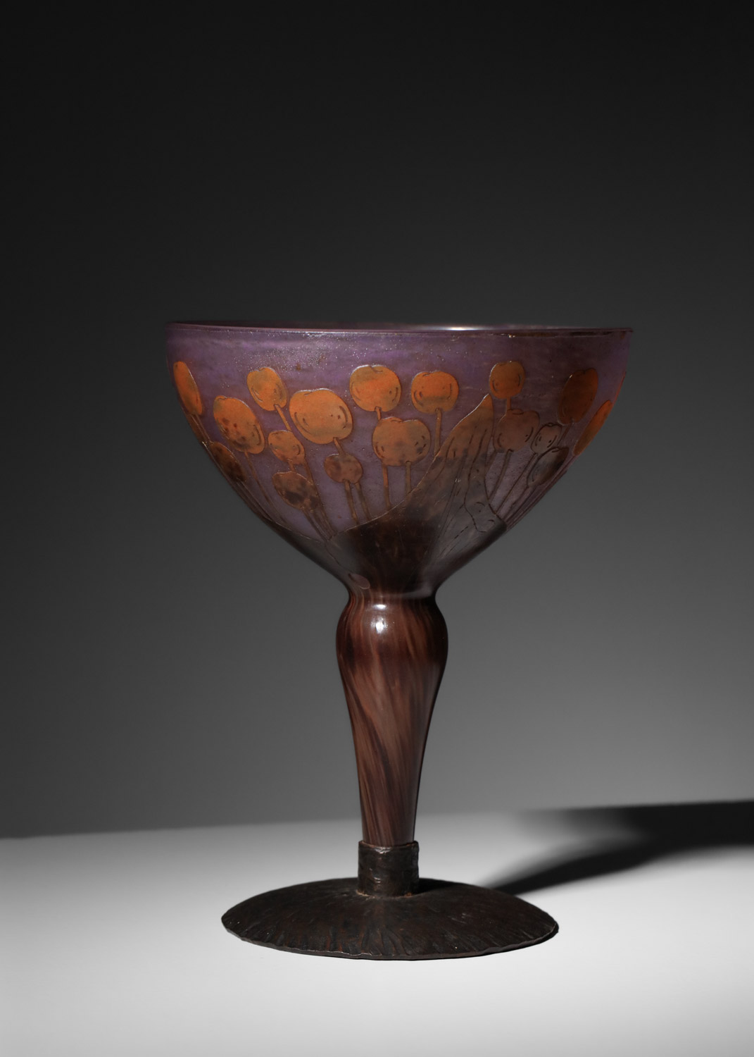 grande coupe le verre français monté sur pied en fer forgé art déco violet - K078