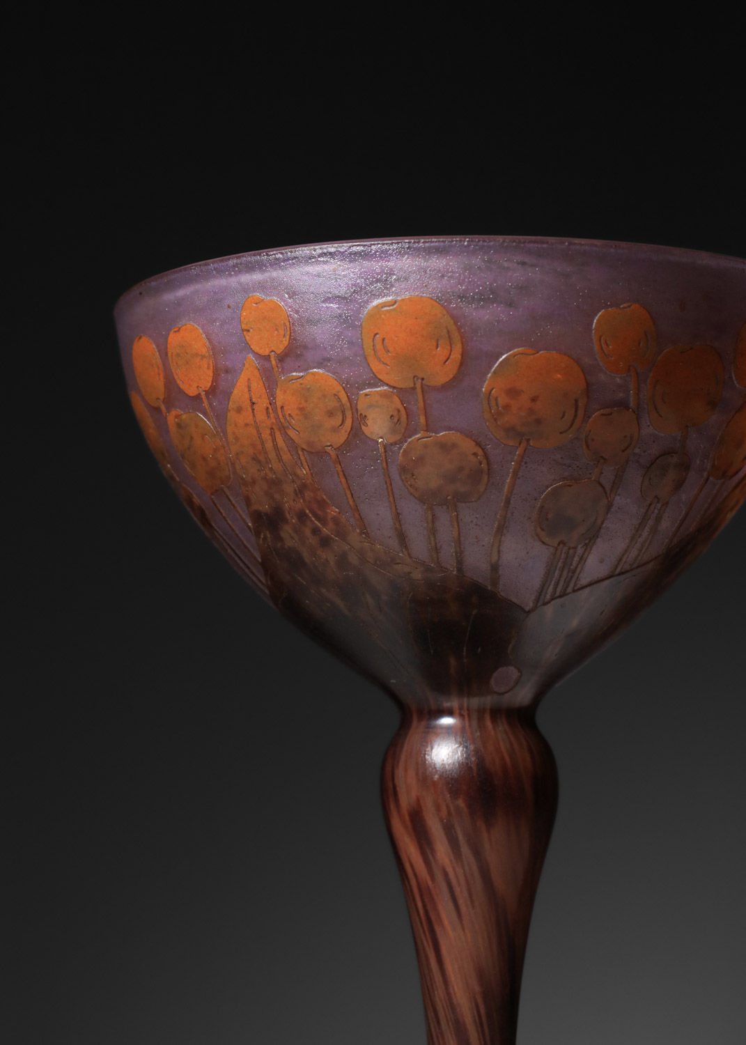 grande coupe le verre français monté sur pied en fer forgé art déco violet - K078