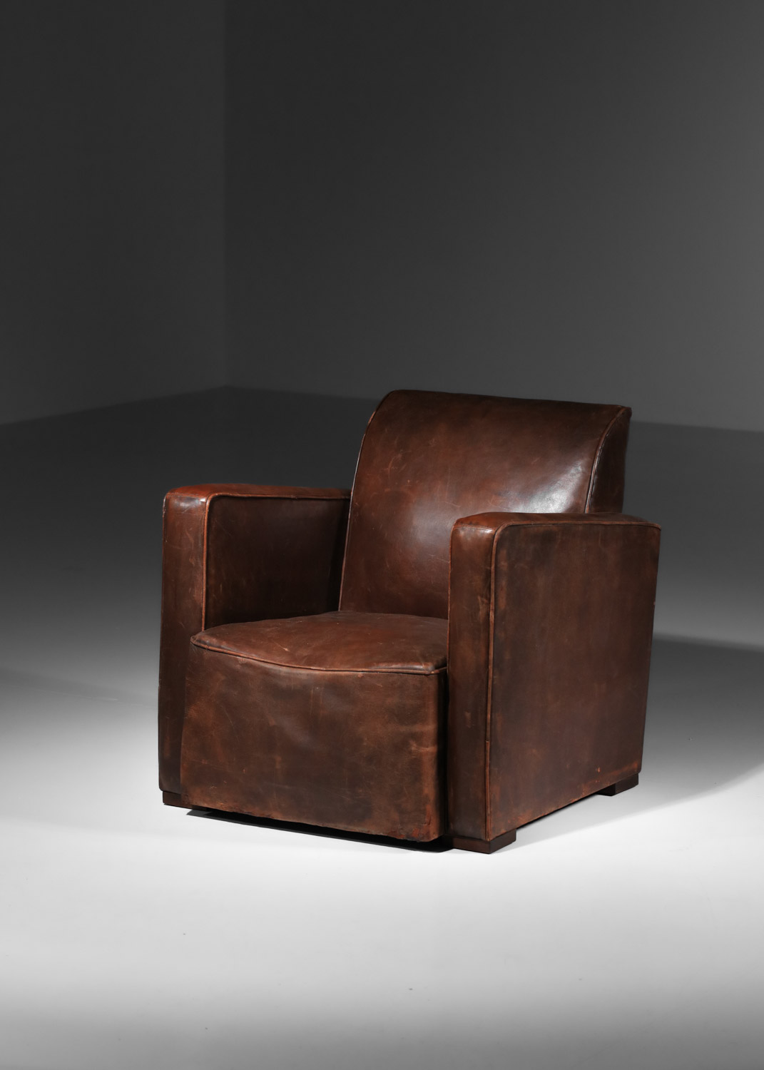 fauteuil chauffeuse en cuir des années 30 moderniste style adnet J735