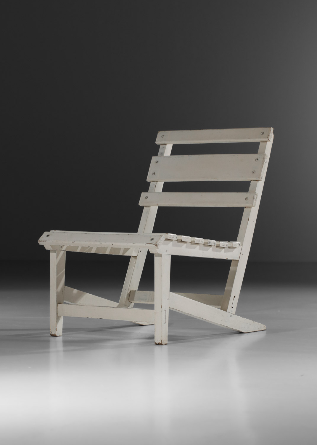 Ensemble de fauteuils bas en bois massif peint en blanc, années 1960 – K133