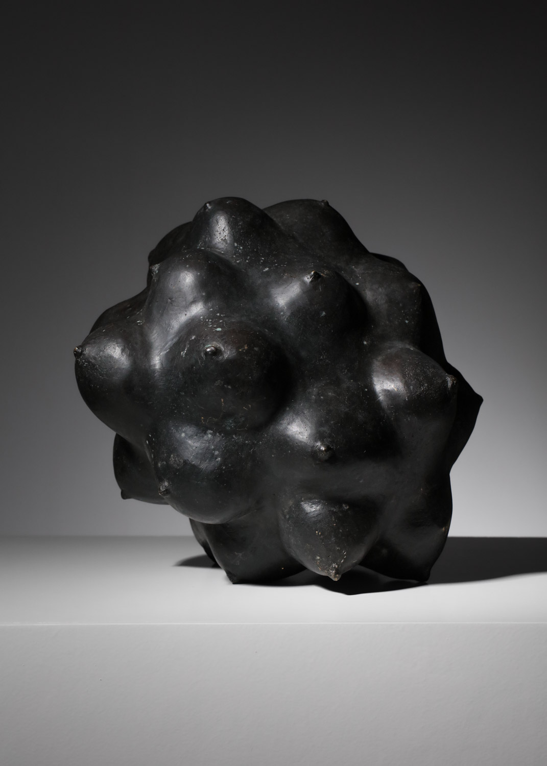 grande sculpture de Chantal Wicki en bronze accumulation de seins patine noire I404