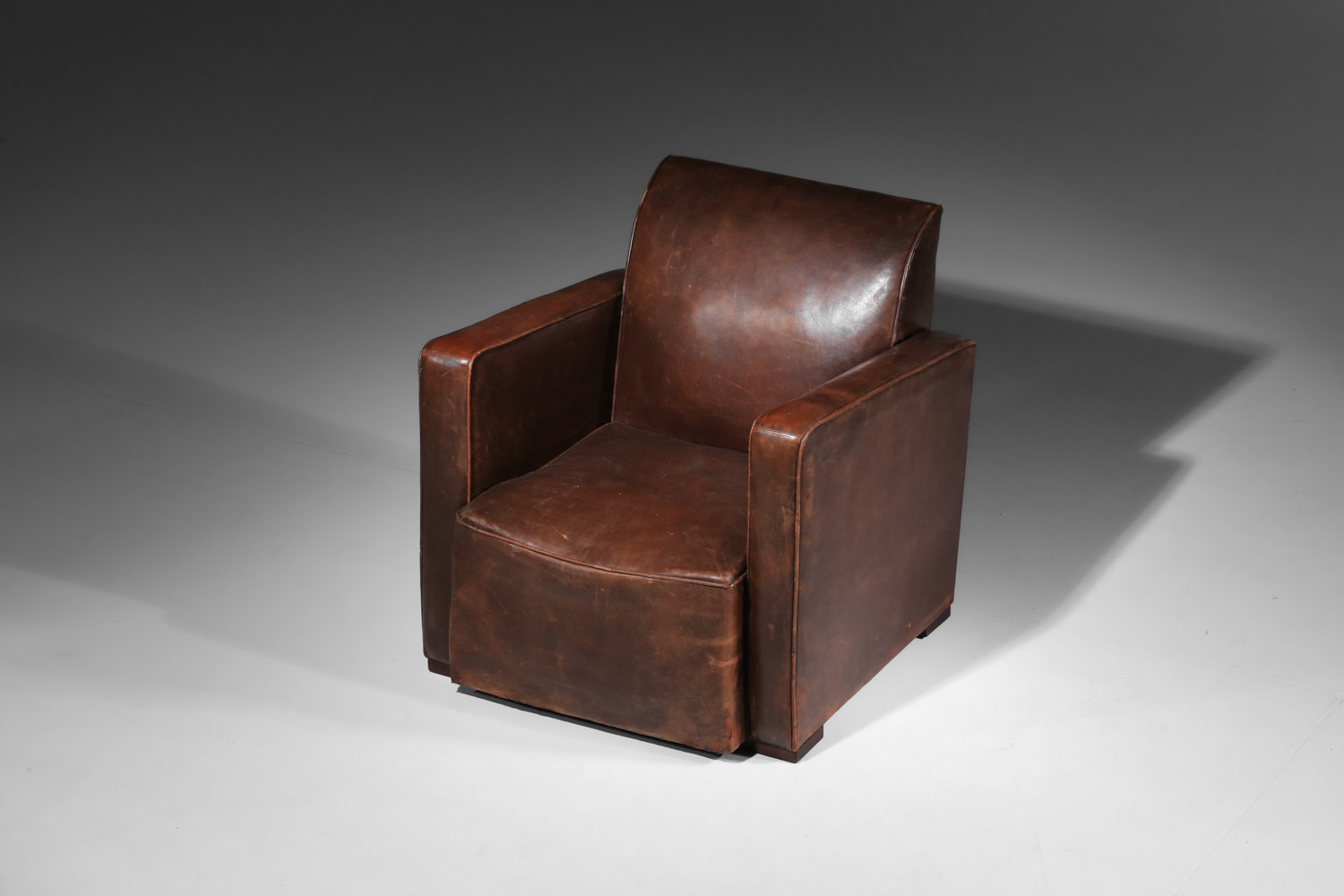 fauteuil chauffeuse en cuir des années 30 moderniste style adnet J735