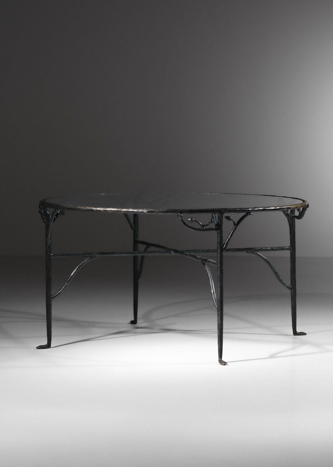 table à manger en bronze decor de feuillage et plateau en verre années 80 K172