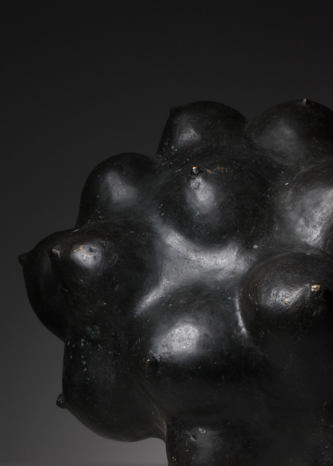 grande sculpture de Chantal Wicki en bronze accumulation de seins patine noire I404
