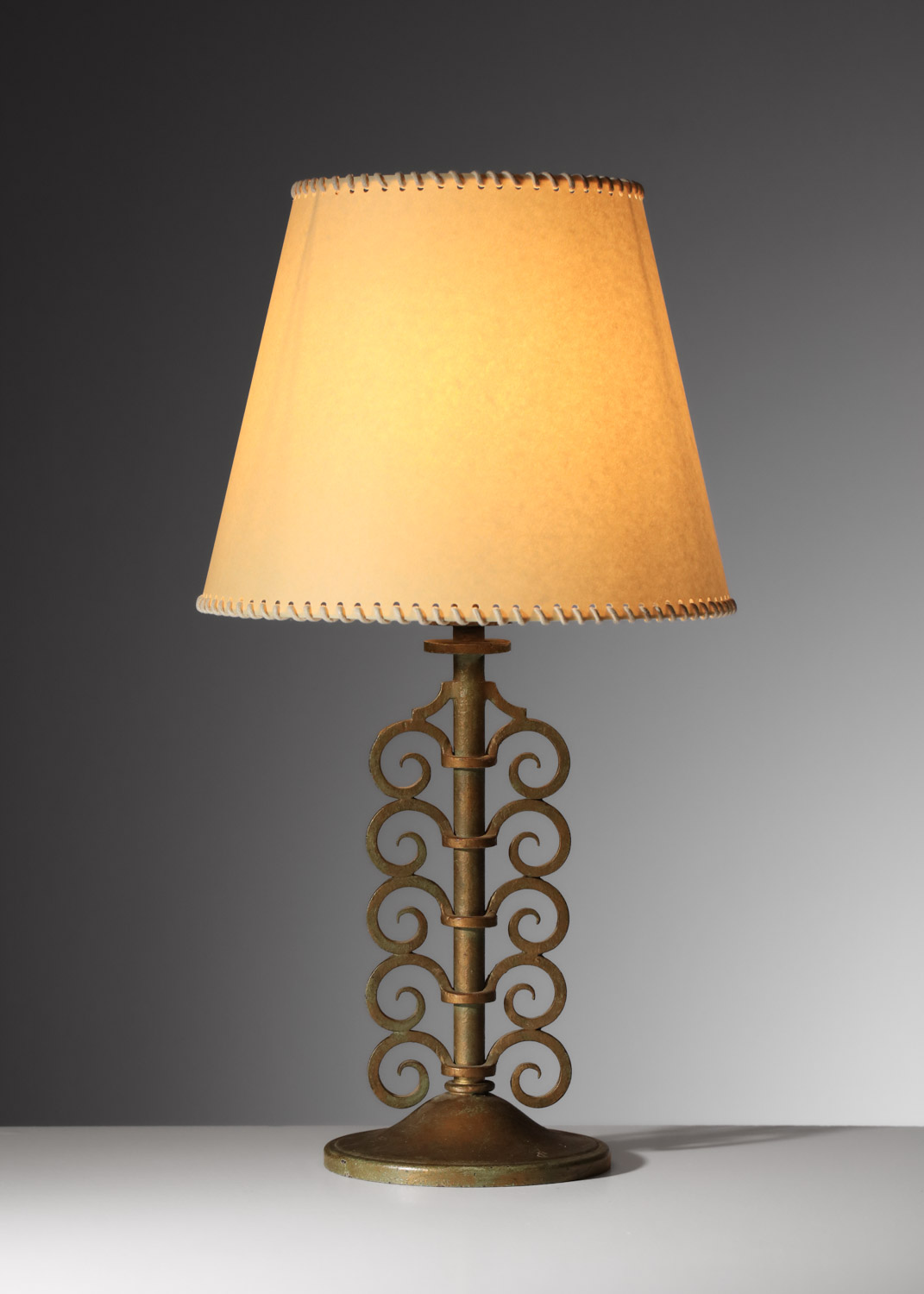 Lampe de table en fer forgé à voluptes art déco style poillerat - J608