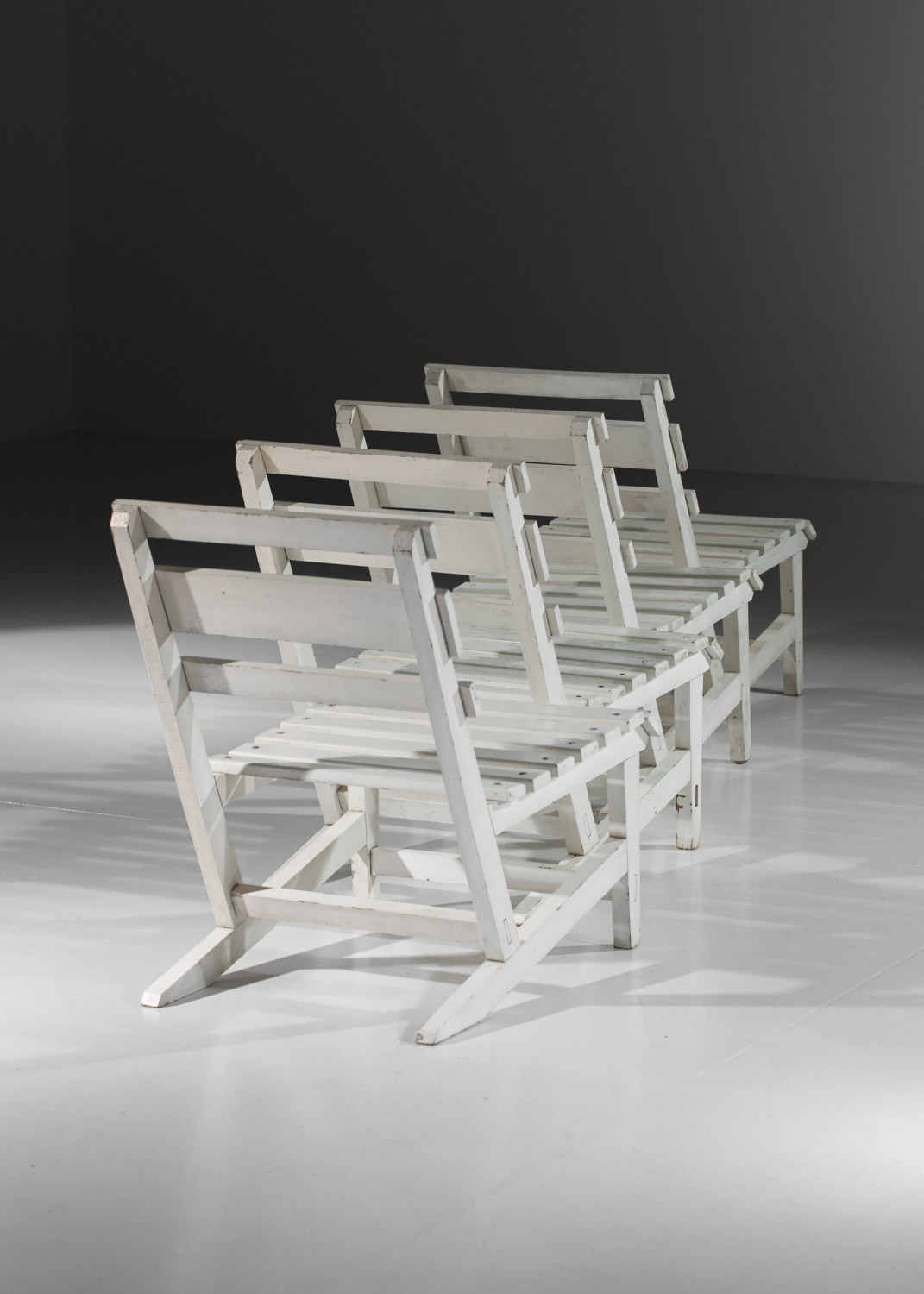 Ensemble de fauteuils bas en bois massif peint en blanc, années 1960 – K133