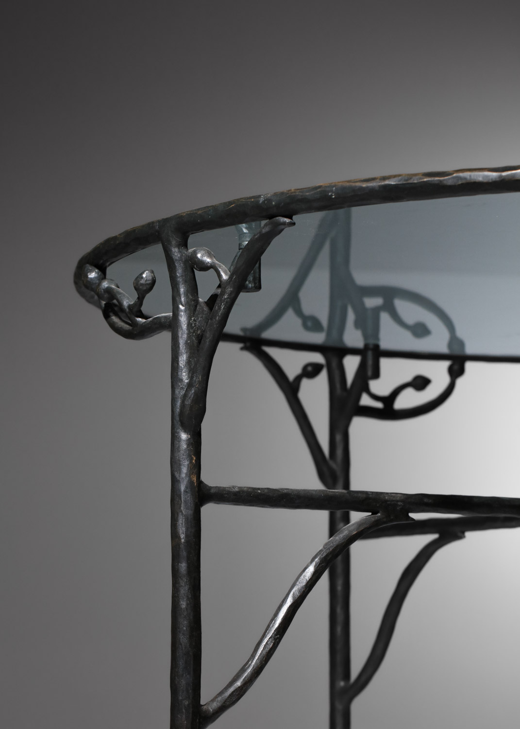 table à manger en bronze decor de feuillage et plateau en verre années 80 K172