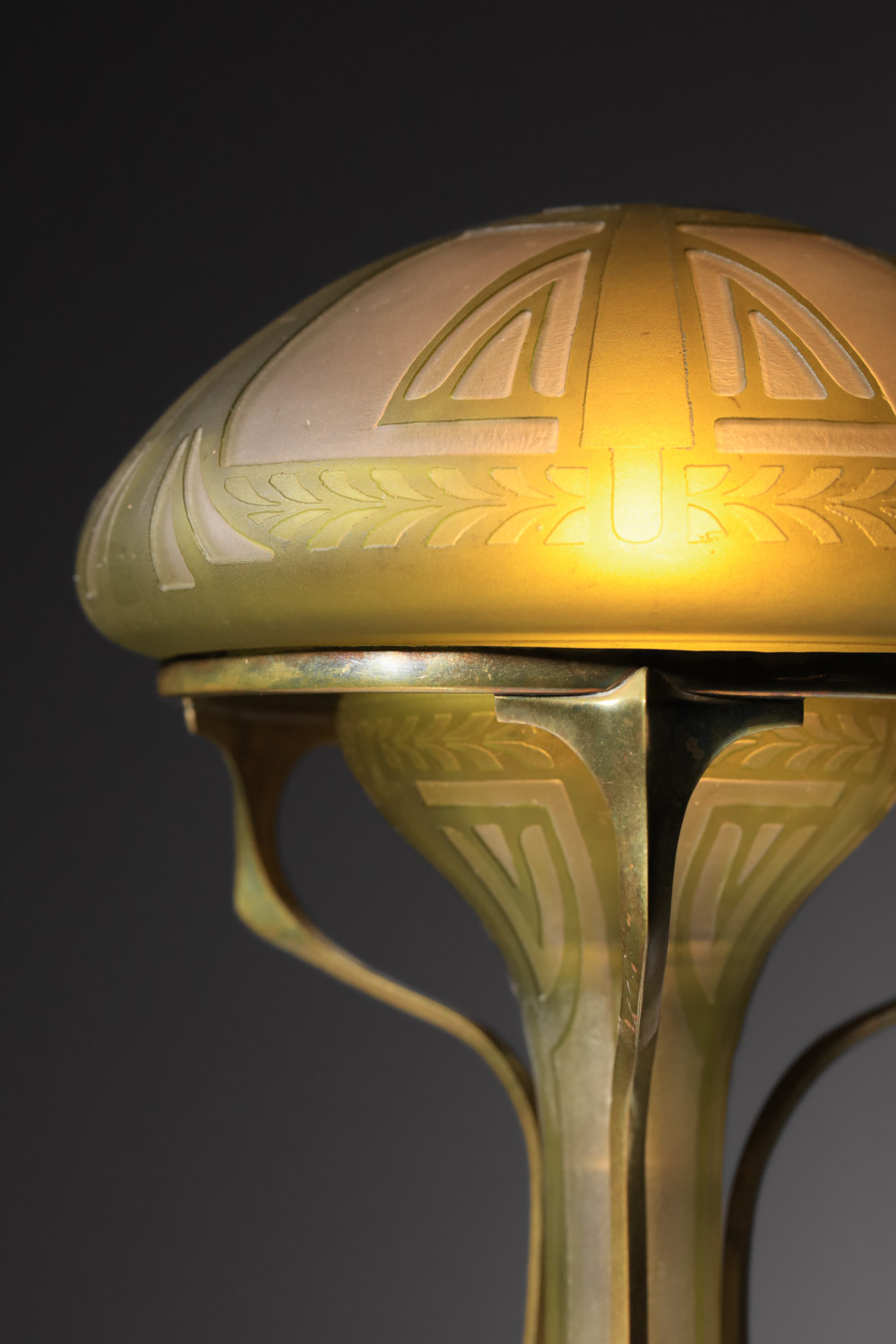 lampe champignon en verre gravé dégagé à l_acide verte et monture bronze Art nouveau années 20 K147