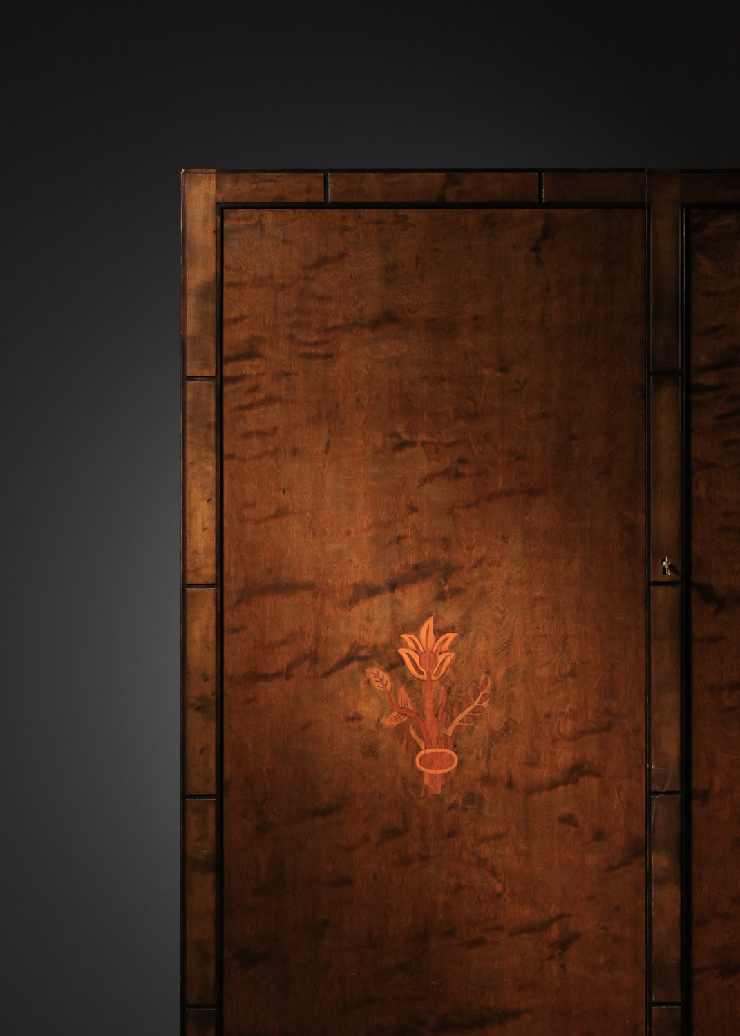 armoire suédoise à décor marqueterie des années 40 - J361