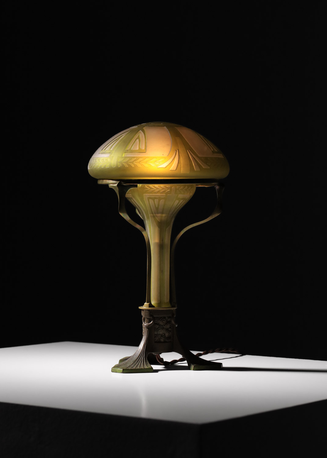 lampe champignon en verre gravé dégagé à l_acide verte et monture bronze Art nouveau années 20 K147