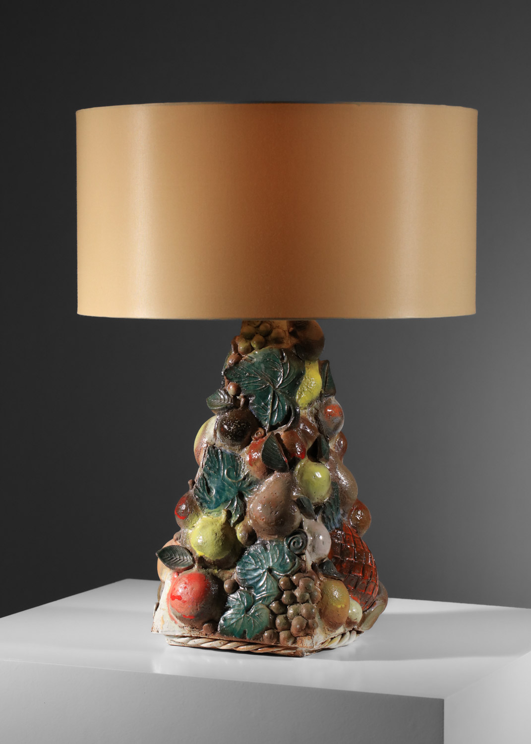 grande lampe en céramique jean derval à décor de coupe de fruits sculptée - J626
